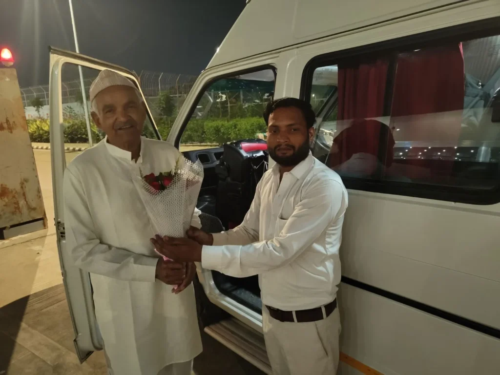 How to choose the right Tempo Traveller in Varanasi
