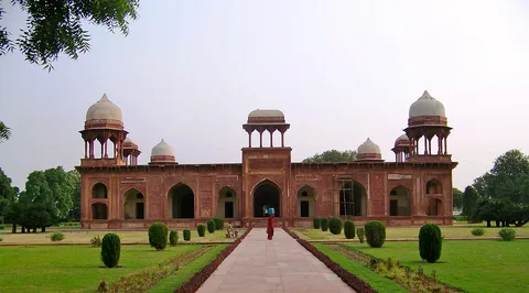 Tomb of Mariam-UZ-Zamani