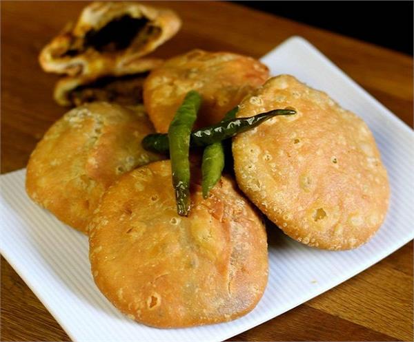Spicy Samosa snack with green chutney and Jalebi